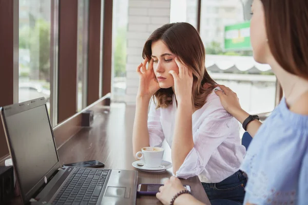 Belle amiche che si godono il caffè del mattino al caffè insieme — Foto Stock