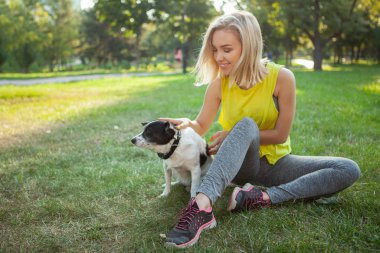 Büyüleyici genç sporcu kadın sabah parkta egzersiz yapıyor.