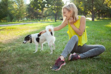 Büyüleyici genç sporcu kadın sabah parkta egzersiz yapıyor.