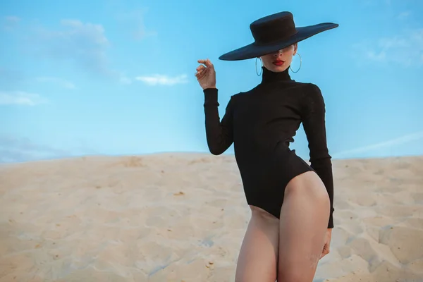 Preciosa mujer sexy bailando en la arena en el desierto —  Fotos de Stock