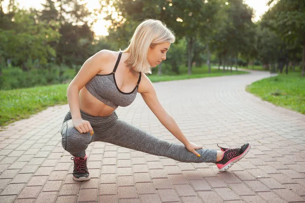 Büyüleyici genç sporcu kadın sabah parkta egzersiz yapıyor. — Stok fotoğraf