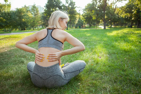 Charming young sportswoman exercising at the park in the morning — Stock Photo, Image