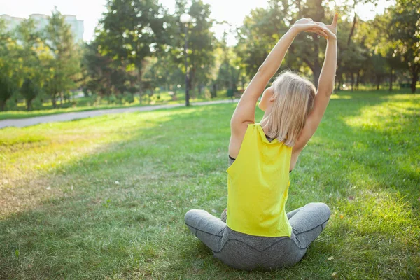 Encantadora joven deportista haciendo ejercicio en el parque por la mañana — Foto de Stock