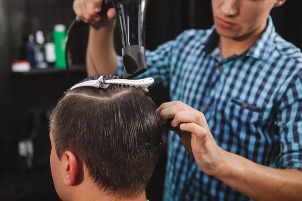 Maduro homem chegando um novo corte de cabelo no o barbearia — Fotografia de Stock