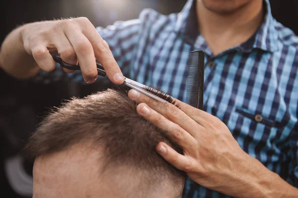 Maduro homem chegando um novo corte de cabelo no o barbearia — Fotografia de Stock