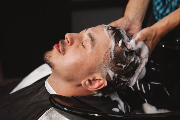 Зрелый мужчина стрижется в парикмахерской. — стоковое фото