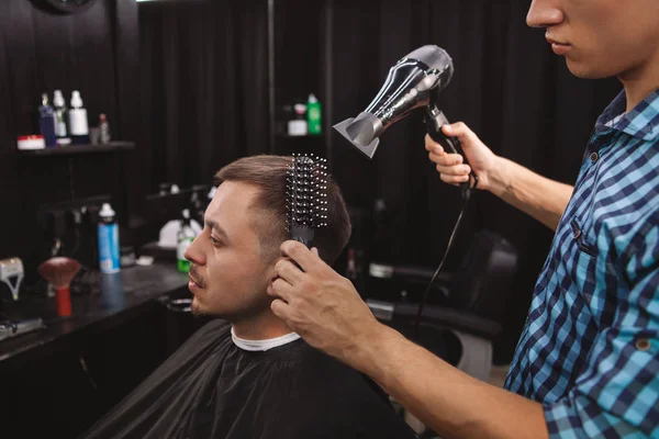 Mature homme obtenir une nouvelle coupe de cheveux au salon de coiffure — Photo