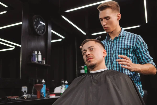 Mature man getting a new haircut at the barbershop — Stock Photo, Image