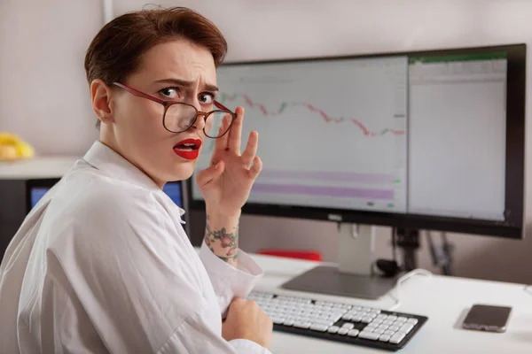 Jonge vrouwelijke ondernemer werkt op haar computer — Stockfoto