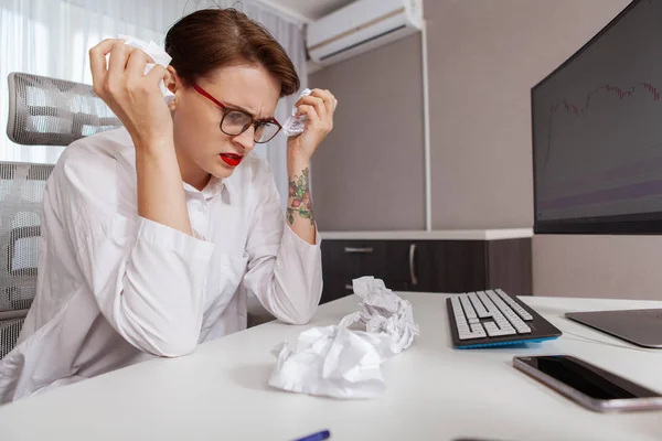 Jonge vrouw gestresst op het werk — Stockfoto