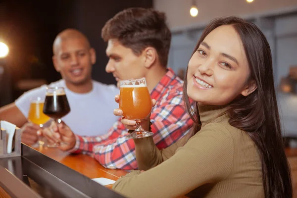 Diverse group of friends drinking beer at the pub together — Stock Photo, Image