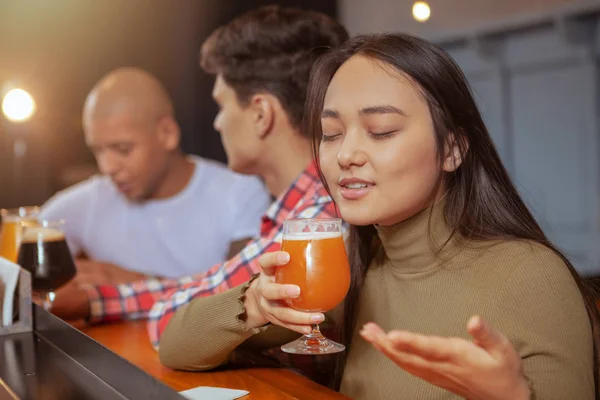 Diverse group of friends drinking beer at the pub together — Stock Photo, Image