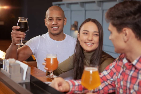Разнообразная группа друзей, пьющих пиво в пабе вместе — стоковое фото