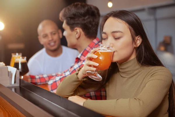 Bunte Gruppe von Freunden trinkt gemeinsam Bier in der Kneipe — Stockfoto