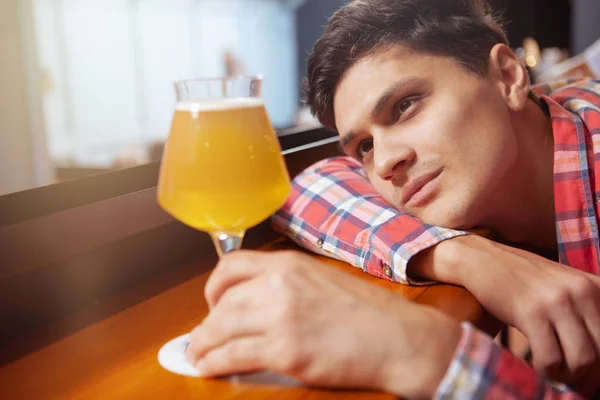 Przystojny młodzieniec pijący w pubie piwnym. — Zdjęcie stockowe