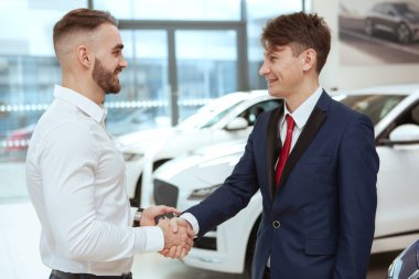 Genç işadamı yeni otomobil alıyor.