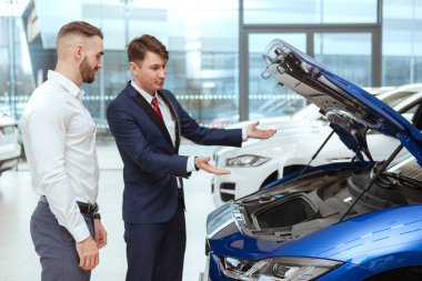 Genç işadamı yeni otomobil alıyor.