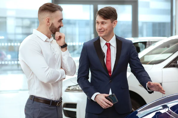 Fiatal üzletember vásárol új autó — Stock Fotó