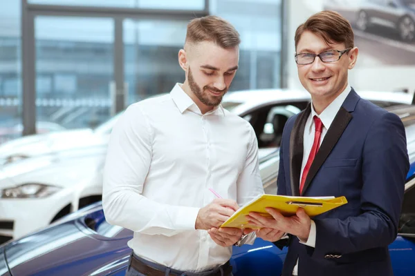 Joven argentino comprando un automóvil nuevo —  Fotos de Stock