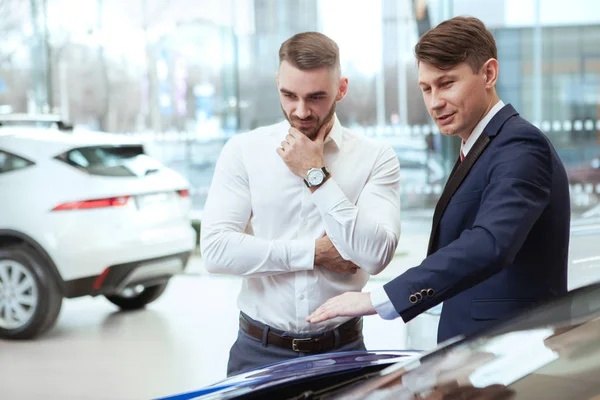Молодий бізнесмен купує новий автомобіль — стокове фото