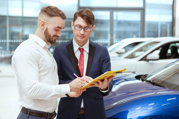 Giovane imprenditore acquisto di nuove automobili — Foto Stock