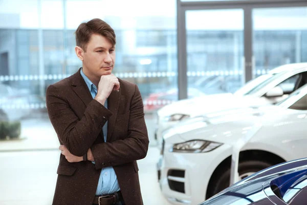 Érett férfi vásárol új autót — Stock Fotó