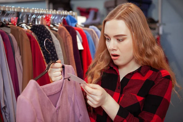 Cliente feminino fazendo compras na boutique de roupas — Fotografia de Stock