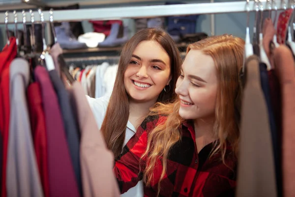 Amigas disfrutando de ir de compras juntas — Foto de Stock