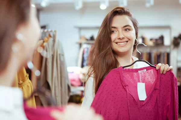 Mulher encantadora desfrutando de compras de roupas no shopping — Fotografia de Stock