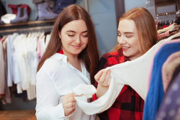 Amigos do sexo feminino gostando de compras juntos — Fotografia de Stock