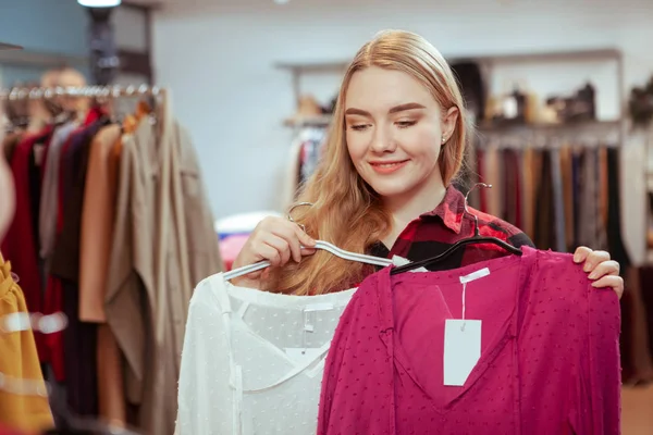 Jovem mulher fazendo compras em roupas atore — Fotografia de Stock