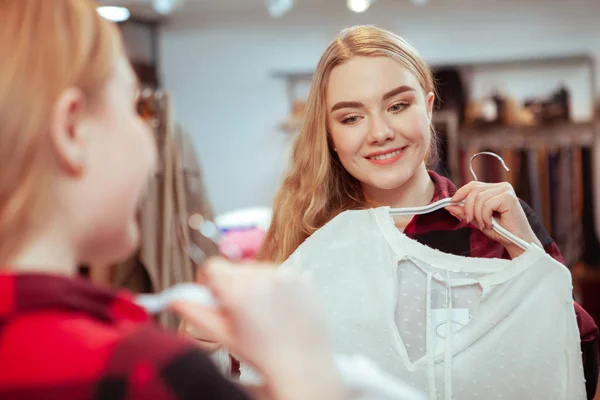 Jovem mulher fazendo compras em roupas atore — Fotografia de Stock