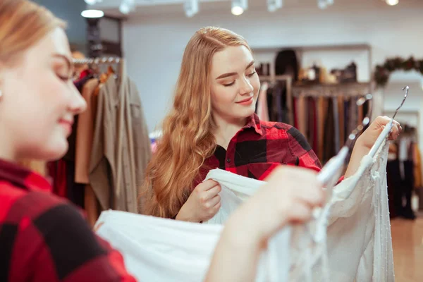 Jovem mulher fazendo compras em roupas atore — Fotografia de Stock