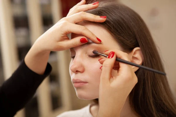 Vystřižený Záběr Profesionálního Maskéra Který Pracuje Svém Studiu Aplikuje Oční — Stock fotografie