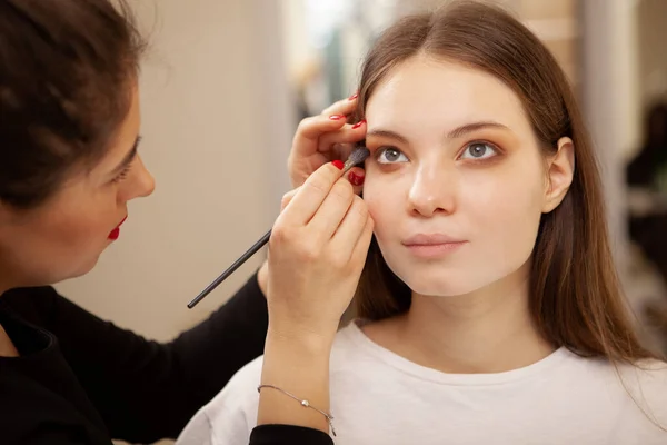 Preciosa Joven Mujer Conseguir Maquillaje Profesional Hecho Salón Belleza — Foto de Stock