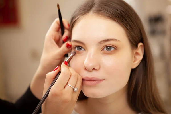 Joven Hermosa Mujer Con Piel Impecable Conseguir Maquillaje Hecho Por — Foto de Stock