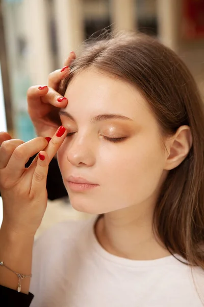 Fotografía Vertical Una Joven Hermosa Mujer Consiguiendo Maquillaje Profesional Estudio — Foto de Stock