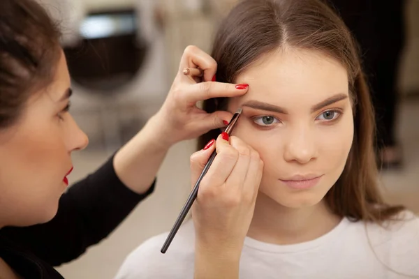 Recorte Artista Maquillaje Profesional Que Trabaja Estudio Belleza Haciendo Cejas — Foto de Stock