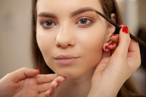 Primer Plano Una Encantadora Mujer Joven Haciendo Maquillaje Profesional Artista — Foto de Stock