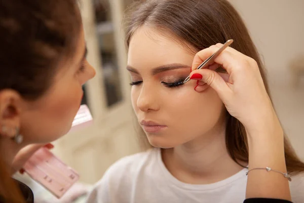 Professionell Makeup Artist Sticker Lösögonfransar Ögonen Kvinnlig Klient — Stockfoto