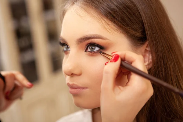 Belle Sexy Jeune Modèle Féminin Obtenir Maquillage Professionnel Avant Défilé — Photo