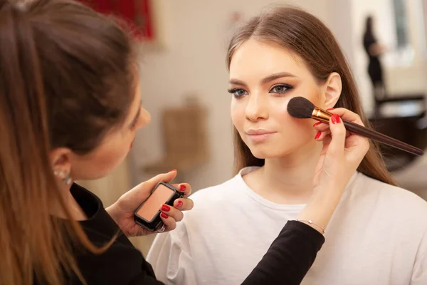Atrakcyjne Modelki Szykują Się Pokazu Mody Kulisami Makijaż Artysta Stosowania — Zdjęcie stockowe