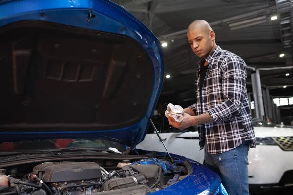 Atraente Jovem Africano Trabalhando Seu Carro Garagem Reparando Motor — Fotografia de Stock