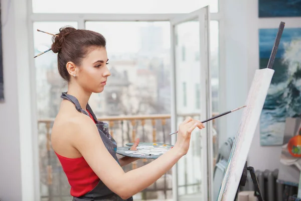 Młoda Kobieta Koncentruje Się Podczas Malowania Pracowni Artystycznej — Zdjęcie stockowe
