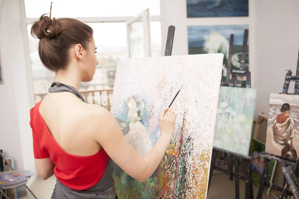 Vista Trasera Una Mujer Joven Pintando Cuadro Estudio Arte Espacio — Foto de Stock