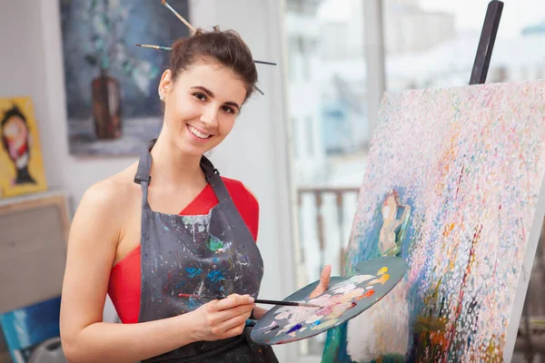 Mujer Hermosa Feliz Sonriendo Cámara Mientras Pinta Taller Arte Concepto — Foto de Stock