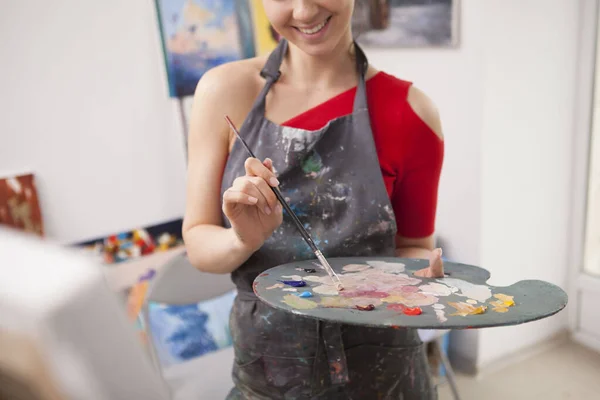 Recortado Disparo Una Artista Femenina Feliz Sonriendo Mientras Mezcla Pintura — Foto de Stock