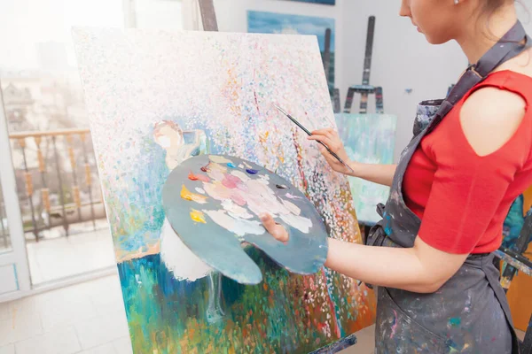 Oříznutý Záběr Mladé Umělkyně Malování Plátně Ateliéru Umění — Stock fotografie