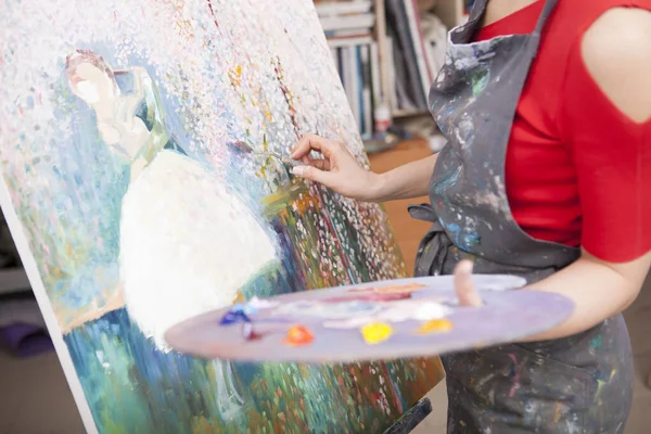 Fotografía Recortada Una Artista Femenina Pintando Una Obra Arte Con — Foto de Stock