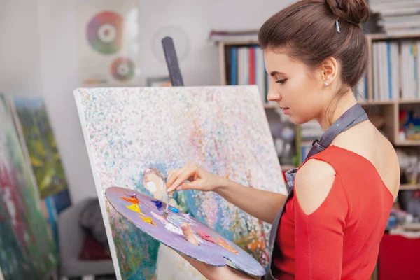 迷人优雅的年轻女子在艺术工作室画油画 职业职业概念 — 图库照片
